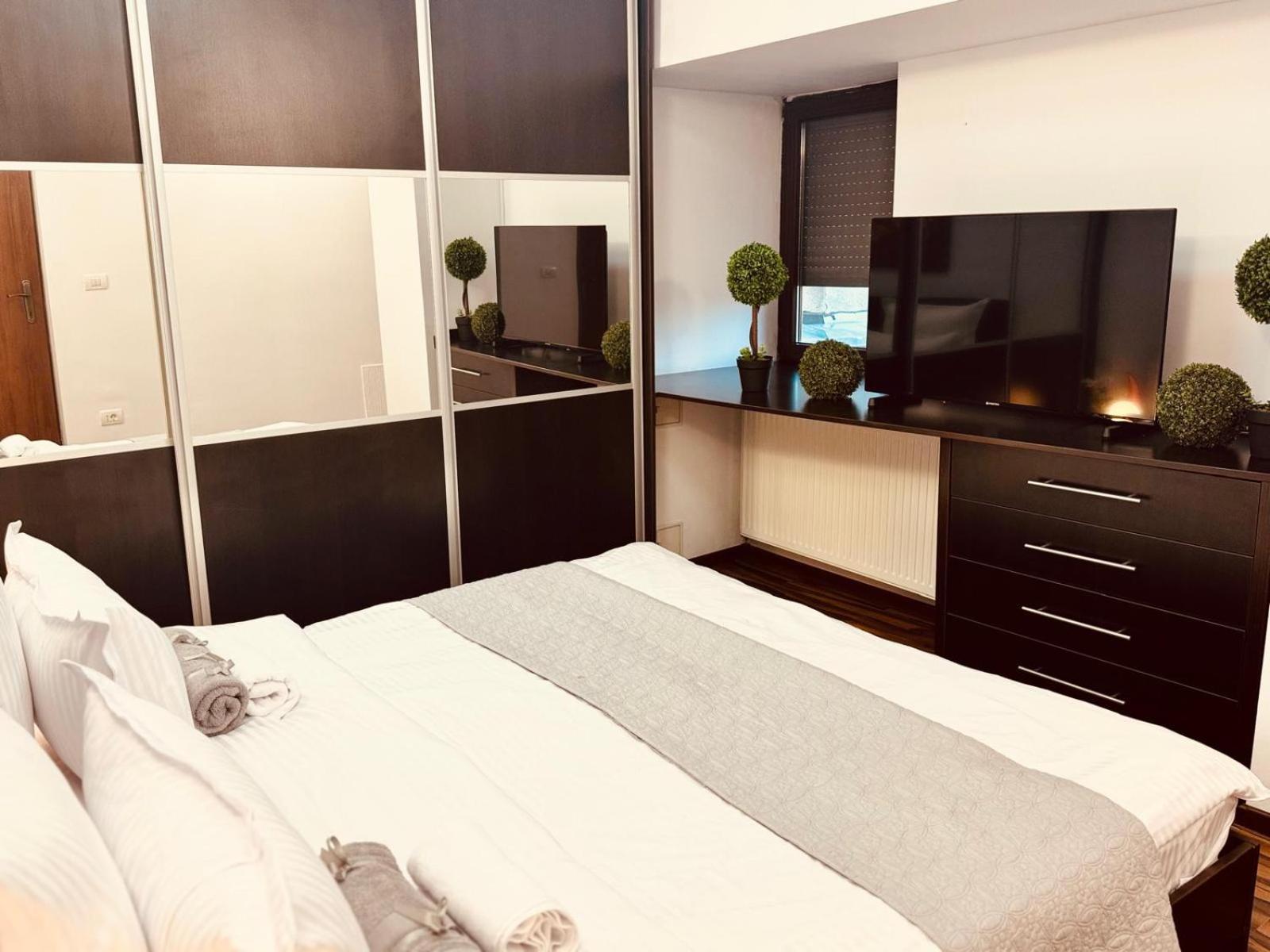 3 Unirii Square Alba Iulia 75 * Bucarest